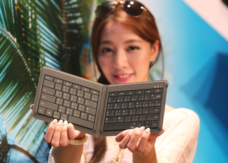 微软2日推出支援跨平台的“万用折叠式键盘”,可透 过蓝牙连线与iOS、Android与Windows装置配对,内建 电池充电1次续航力长达3个月。 微软2日推出支援跨平台的“万用折叠式键盘”,可透 过蓝牙连线与iOS、Android与Windows装置配对,内建 电池充电1次续航力长达3个月。
