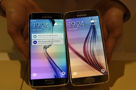 三星Galaxy S6 Edge (左)与Samsung Galaxy S6(右)对比 三星Galaxy S6 Edge (左)与Samsung Galaxy S6(右)对比