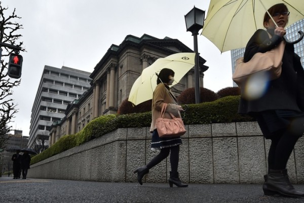 4月1日,日本银行发表了3月份的企业短期经济的观察调查。结果显示,新兴国经济的减速以及日元升值等因素将使步入复苏局面的日本经济出现黄灯。图为日本银行外观。 4月1日,日本银行发表了3月份的企业短期经济的观察调查。结果显示,新兴国经济的减速以及日元升值等因素将使步入复苏局面的日本经济出现黄灯。图为日本银行外观。