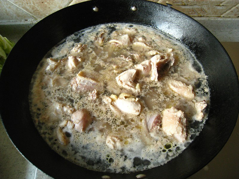 将小鸡块放入温水中过下热。