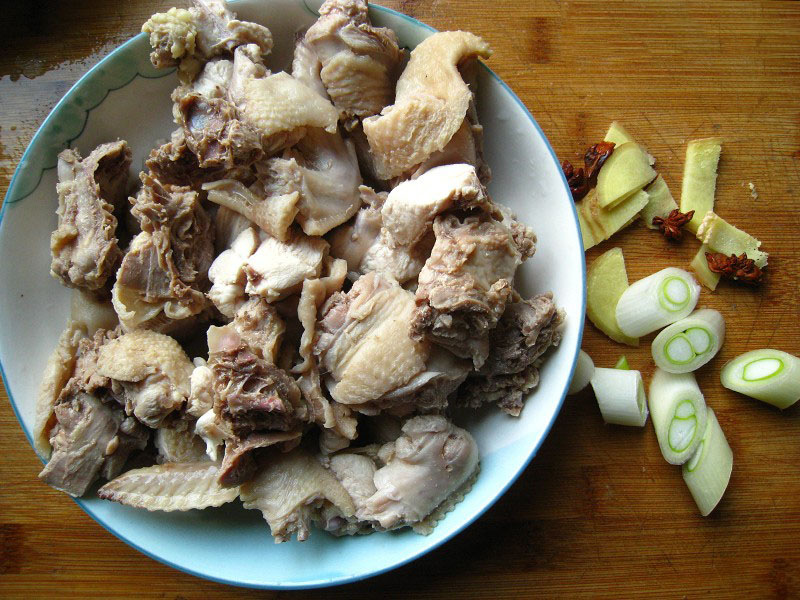 将洗净后的小鸡块放在碟子中准备好