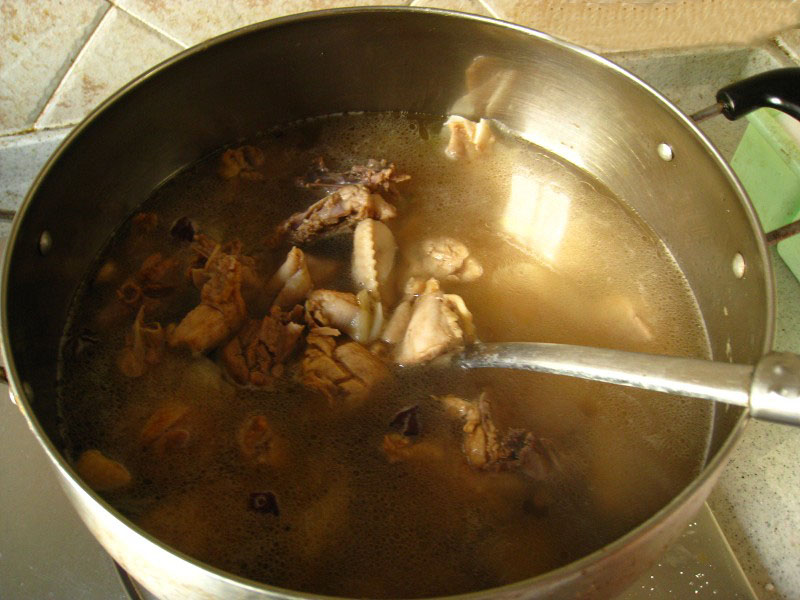 给鸡肉加水,做鸡汤