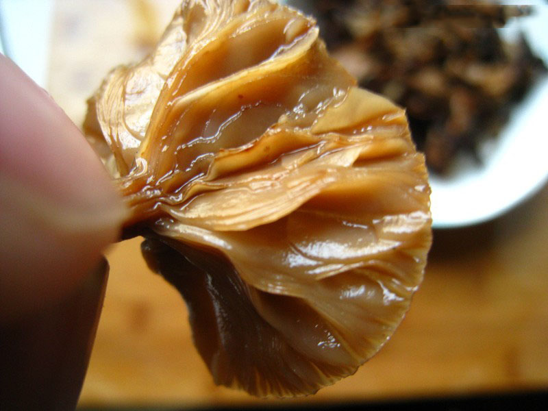 将榛蘑的水分拧去一点点