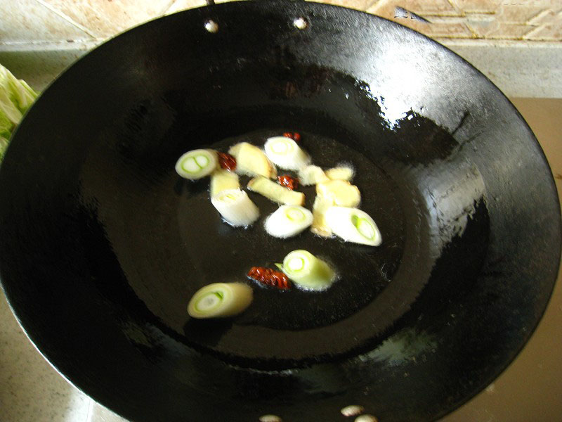 我们的小鸡炖蘑菇汤需要慢慢开始炒了喔!