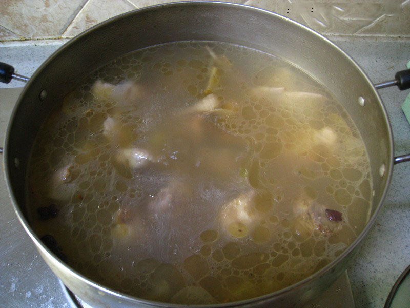 鸡汤好了,需要我们往里面加蘑菇了