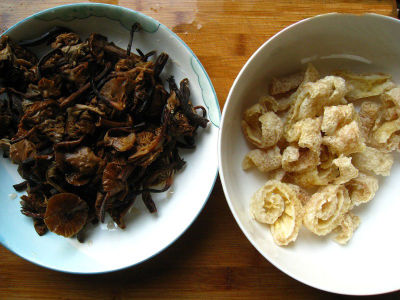 准备好拧去了一点水分的蘑菇和油煮后的猪皮