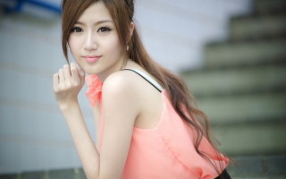 快乐大本营张根硕那期经常切到观众座上的那个漂亮女生是谁?