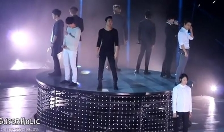 Super JuniorٰѲݳᣬԱϣڱгλԱ̨Ψԭز