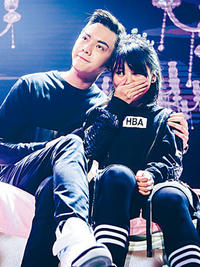 陈伟霆揽粉丝「上床」庆生