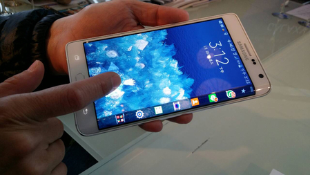 гԤڡǽ3µƶͨŴᣨMobile World CongressMWCƳ¿콢ֻGalaxy S6᳤iPhone 6ͼΪEdgeӫĻGALAXY Note Edge