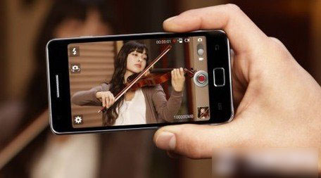 采用优质AMOLED屏幕材料的三星i9100手机屏幕出色效果