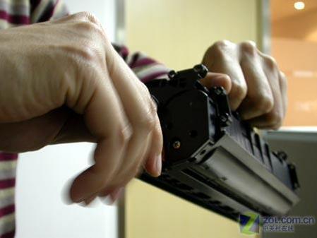 拿起硒鼓晃动摇匀后,必须扯开