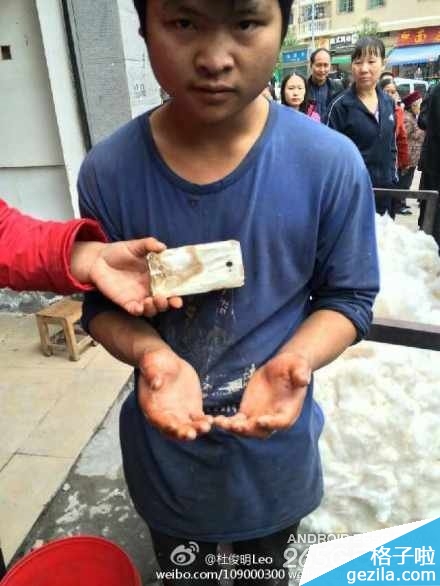 小伙玩小米手机突然爆炸 小米已回应