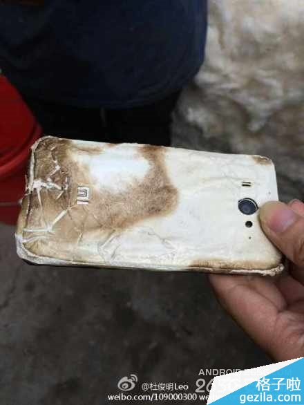 小伙玩小米手机突然爆炸 小米已回应