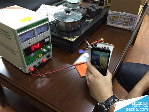 小伙玩小米手机突然爆炸 小米已回应