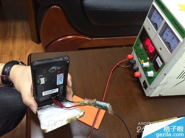 小伙玩小米手机突然爆炸 小米已回应