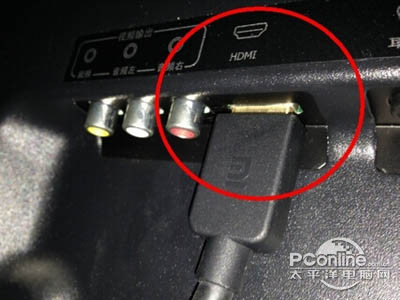 将盒子里面附送的HDMI线接到电视的接口上 将盒子里面附送的HDMI线接到电视的接口上