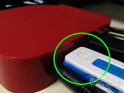 下载完成之后,将U盘插入盒子后面 下载完成之后,将U盘插入盒子后面