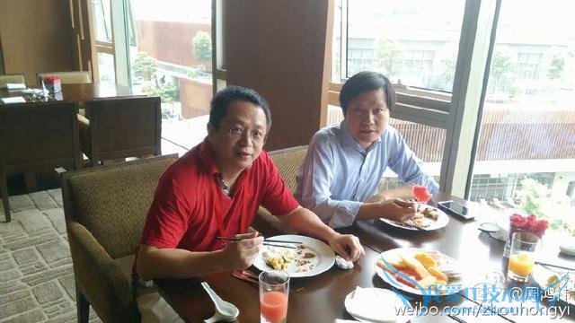 周鸿祎晒跟雷军的合影用英文交流 遭小米官方“打脸”,互联网的一些事