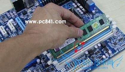 安装内存时对好主板上的放呆接口,然后安装进去就行了