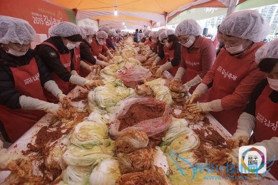 11月19日,韩国首尔,妇女制作泡菜,送给贫困人群。(图片来源:新华/美联)