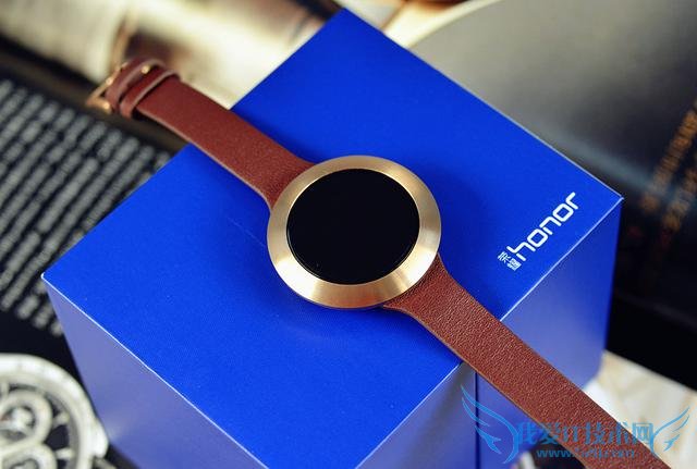 女性手腕上的荣耀——荣耀手环zero SS版