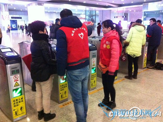 地铁志愿者向乘客指路