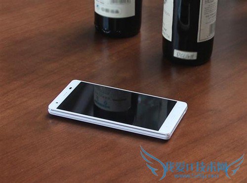 超唯美4.5寸4000毫安双卡手机 亿通P305图赏