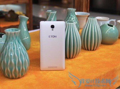 超唯美4.5寸4000毫安双卡手机 亿通P305图赏