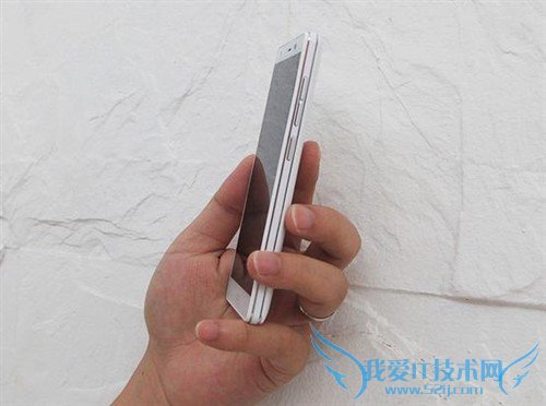 超唯美4.5寸4000毫安双卡手机 亿通P305图赏