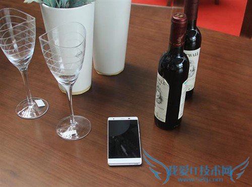 超唯美4.5寸4000毫安双卡手机 亿通P305图赏