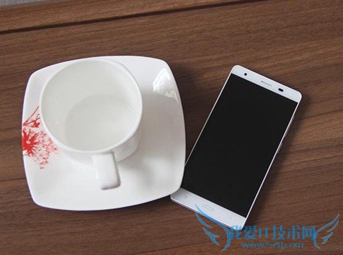 超唯美4.5寸4000毫安双卡手机 亿通P305图赏