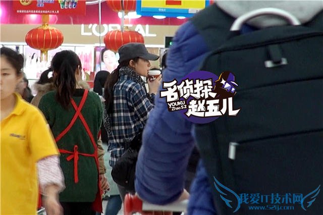 组图:刘亦菲带助理逛街 打扮休闲素颜出行