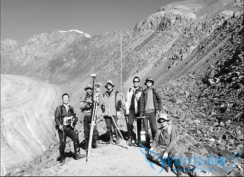 1 号冰川动态差分GPS 和雷达测厚综合观测野外小组