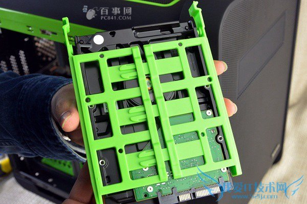 先马碳立方机箱安装硬盘方便