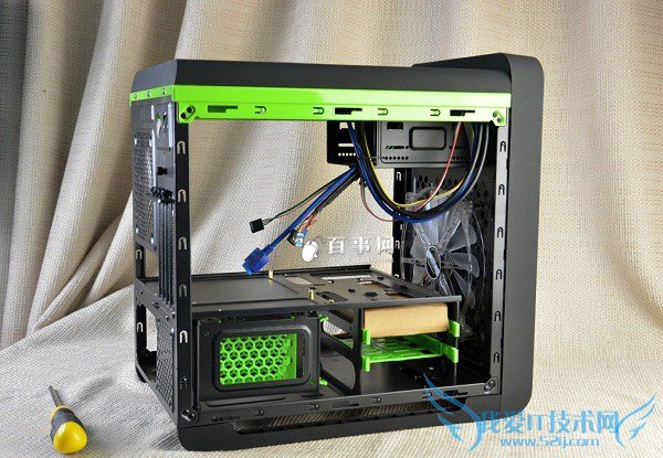 拆卸机箱侧面板