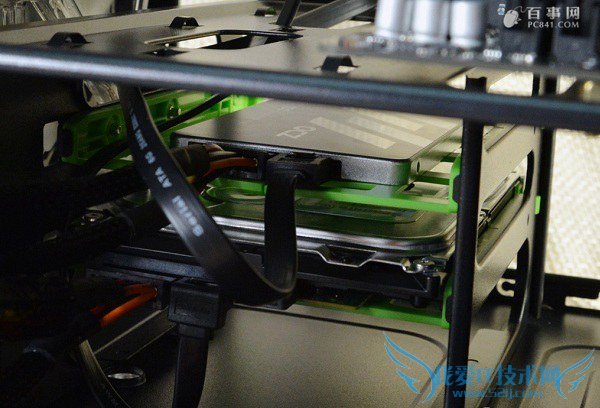 硬盘供电线与数据线的连接和理线示意图