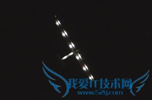 ▲今晨1时许,“阳光动力2号”在江北机场上空盘旋。