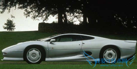 大货追尾奥迪瞬间改撞雪铁龙 网友调侃雪铁龙好惨