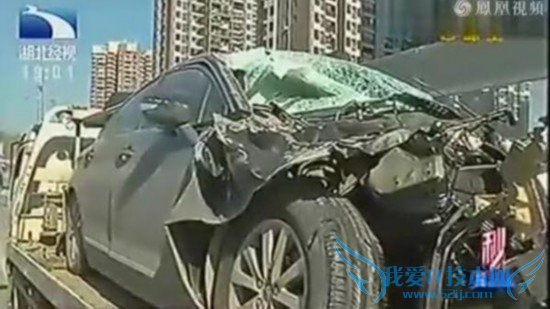 大货追尾奥迪瞬间改撞雪铁龙 网友调侃雪铁龙好惨