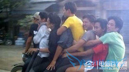 屌丝的最高境界 坐爆摩托车