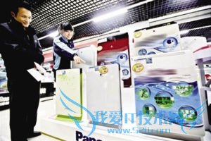 前几天,绍兴的天空灰蒙蒙,让人压抑不敢大口喘气。与雾霾天气相反,空气净化器市场却是一番热闹景象。近日,记者走访了柯桥城区几家家电卖场后发现,空气净化器再次成为“宠儿”,并且,线上线下一样火爆。