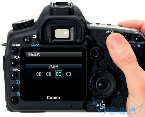 对场景的高亮部分采用点测光的模式,将色温手动设置为4000K,会让画面更幽深