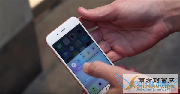 iPhone 6s、6s Plus玫瑰金天下第一摔!结局惊呆了