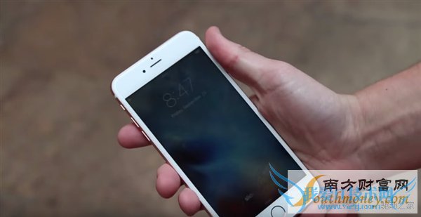 iPhone 6s、6s Plus玫瑰金天下第一摔!结局惊呆了