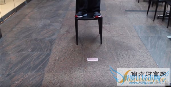 iPhone 6s、6s Plus玫瑰金天下第一摔!结局惊呆了