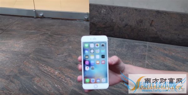 iPhone 6s、6s Plus玫瑰金天下第一摔!结局惊呆了