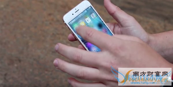 iPhone 6s、6s Plus玫瑰金天下第一摔!结局惊呆了