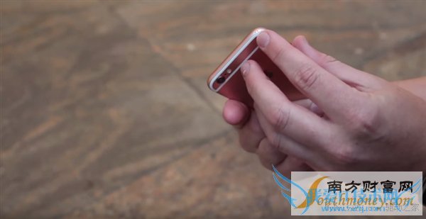 iPhone 6s、6s Plus玫瑰金天下第一摔!结局惊呆了