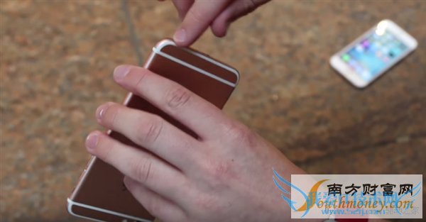 iPhone 6s、6s Plus玫瑰金天下第一摔!结局惊呆了